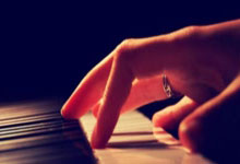 国内足球盛况空前，各队实力激烈碰撞